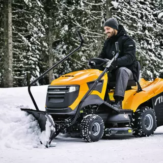 Jak przystosować traktor ogrodowy do zimy?